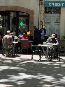 Pendant que les agents de la mairie de Pamiers font grève pour lutter contre la souffrance au travail, Mme le maire fait le choix de ne pas leur parler et d'aller déjeuner en terrasse.